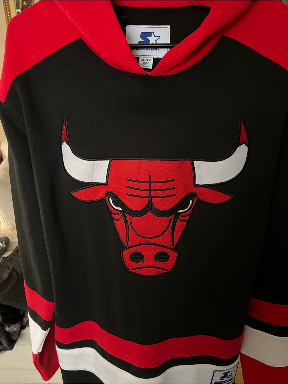 Chicago Bulls hoodie by Starter  black and red  XL